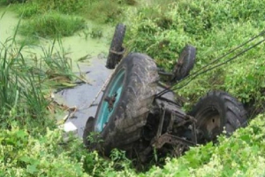 Traktor aşdı - Sürücü öldü