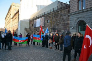 Azərbaycanlılar İsveç parlamenti qarşısında aksiya keçirdi