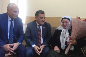 Deputatlar 102 yaşlı çeçen qadını ziyarət etdi - FOTO