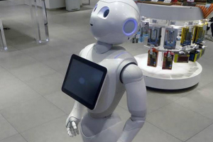 İlk robot satıcı işdən qovulub - FOTO