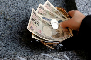 Küçədən 35 milyon dollar pul tapıldı - Yaponiyada