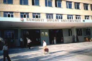 Sumqayıt Dövlət Universitetinin girişində sütunlu tavan çökdü
