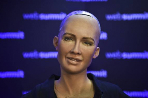İnsan kimi danışan və zarafatlaşan robot Bakıya gətirilir - VİDEO
