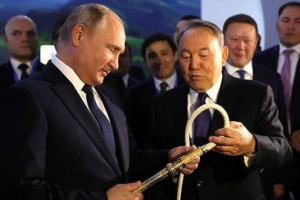 Nazarbayev Putinə qamçı hədiyyə etdi - FOTO