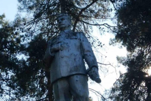 Azərbaycanın bu bölgəsində Stalinin heykəli hələ də qalır - FOTO