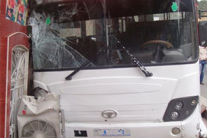 Bakıda avtobus qəzası: yaşlı qadın ağır yaralandı