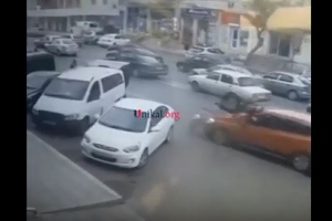Qadın sürücü əks yola çıxdı - Piyadanı vurub digər maşına çırpdı (VİDEO)