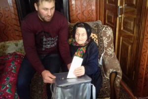 Qusarda 104 yaşlı qadın səsvermədə iştirak edib