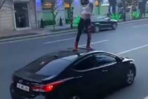 Gənc qız yolun ortasında maşının üstünə çıxıb rəqs etdi - İkinci dəfə (VİDEO)