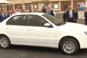 Prezident Neftçalada istehsal olunan avtomobili sürdü - VİDEO
