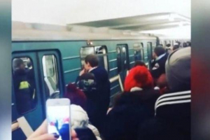 Bakı metrosunda oğlan qızı vurub qatardan platformaya salıb