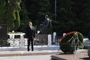 Prezident Heydər Əliyevin məzarını ziyarət etdi