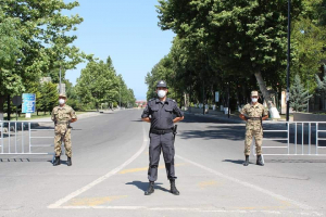 Polis İsmayıllıda sərt karantin rejimi qaydalarına nəzarət edir - Fotolar