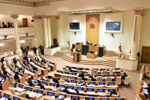 Gürcü deputat parlamentdə Rusiya himnini səsləndirdi
