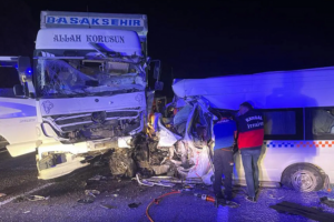 Türkiyədə ağır yol qəzasında 8 nəfər ölüb, 10 nəfər ağır yaralanıb
