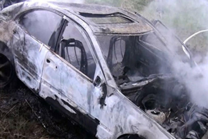Sürücü yanan avtomobildən son anda çıxa bildi - FOTO