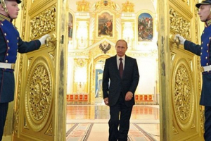Putin yeriyərkən sağ qolunu niyə tərpətmir?