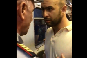 Bakı metrosunda insident: 3 gənc qatarı 4 dəqiqə saxladı (VİDEO)