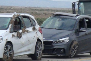 Salyanda minik avtomobili daşıyan TIRı aşdı: 7 avtomobil əzildi 