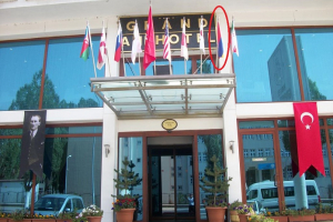 Azərbaycanlı iş adamının otelində erməni bayrağı dalğalanır – VİDEO
