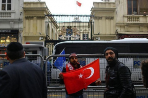Niderlandın bayrağını endirib Türkiyə bayrağını qaldırdılar