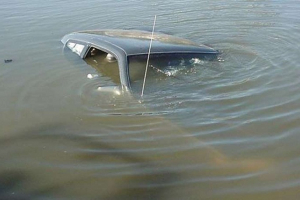 Avtomobil gölə düşdü, sürücüsü öldü