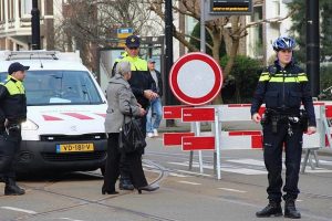 Türkiyəli nazirin maşınını Hollandiya polisi saxlayıb