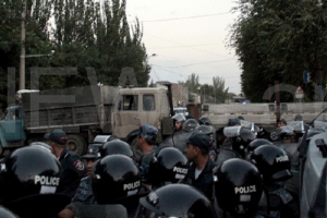 Ermənistanda atışma başladı- Polis öldürüldü