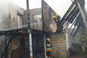  6 otaqlı evi, həyətindəki maşın yandı