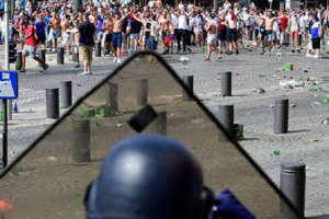 Fransa polisi 323 azarkeşi saxlayıb