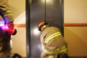 Üç nəfər liftdə qaldı
