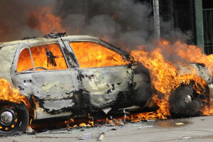 `Renault` dirəyə çırpılaraq yandı - Sürücünün vəziyyəti ağırdır