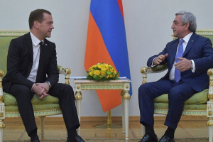 Medvedev Sarkisyanla görüşdü