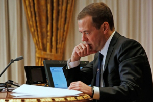 Medvedev gecə İrəvana səfər edib