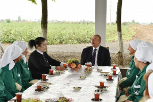 Prezidentin pambıqçı qadınılarla çay içdi - FOTOLAR
