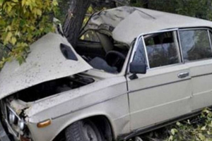 Avtomobil ağaca çırpıldı, sürücü sıxılmış vəziyyətdə qaldı 