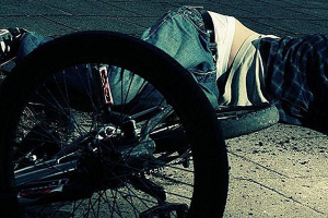 17 yaşlı velosipedçini avtombil vurdu