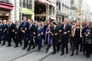 Dünya rəsmiləri Taksimdə qol-qola