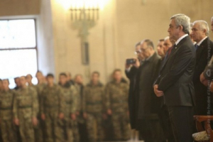 Çarəsiz Sarkisyan kilsəyə gedib dua etdi - FOTO