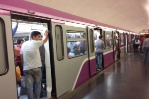 Qatar 20 dəqiqə tuneldə qaldı - Bakı metrosunda