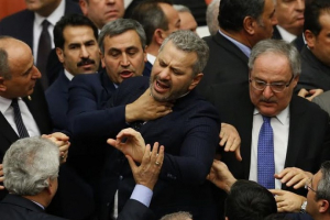 Türkiyə parlamentində əlbəyaxa dava - yaralılar var (VİDEO)