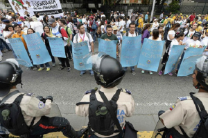 Venesuelada xalq küçəyə çıxdı - Prezidentin istefası tələb edilir 