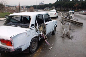 Sürücü yola 1500 manat ziyan vurdu