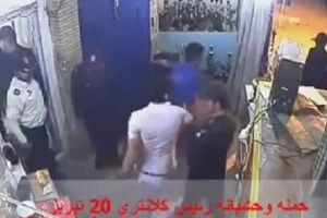 İran polisi vətəndaşı belə döydü  (VİDEO)