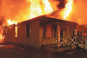 Ağdaşda 2 otaqlı ev yandı