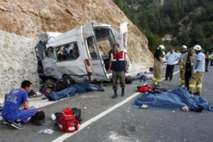 Avtobus dərədən aşdı :35 ölü