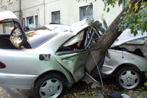 Maşın ağaca çırpıldı - Sürücü yaralandı