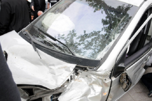 “Mercedes” ağaca çırpıldı: Ölən var